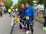 Janine und Daniel Wuwer vor dem Marathonstart. Das Fahrrad durfte mit, so dass die 42,195 Kilometer im Wechsel absolviert werden konnten. 