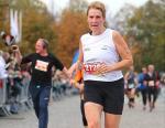 Renate Liedtke &uuml;berquerte nach 1:25:24 Stunden die Ziellinie und sicherte sich Platz 7 in AK w60. Foto: Volksstimme von Oliver Brandt.
