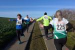 Hinab vom „Bullenstedter Brocken“ l&auml;uft Petra Becker den Kilometer in 04:44 Minuten. Der R&uuml;ckenwind scheint ihr au&szlig;erdem Fl&uuml;gel zu verleihen. Kurz hinter Sandra Homann, wird sie diese Leichtigkeit mit einem zweiten Platz in der Gesamtwertung feiern.