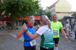 Vereins&uuml;bergreifende Herzlichkeit zwischen blau und gr&uuml;n im Ziel - Gemeinsam gek&auml;mpft, gemeinsam Spa&szlig; gehabt (Christa F&uuml;mel, Yvonne Spandau v.l.).