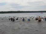 110 Triathleten st&uuml;rzten sich in die Fluten des Bergwitzsees.