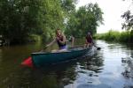 Pauline Osterwald (vorn) und Cara Erdmann hatten zusammen viel Spa&szlig; in ihrem Kanu. Die Nachwuchssportlerinnen der Gaensefurther Sportbewegung werden in diesem Jahr das erste Mal im Landescup an den Start gehen.