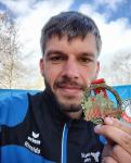 Rinaldo Schielke h&auml;lt stolz die Finishermedaille in seinen H&auml;nden. 