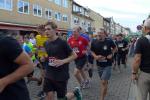 Oberb&uuml;rgermeister Sven Wagner (Startnummer 805), hier im Tross vieler Sta&szlig;furter Teilnehmer, l&auml;uft kurz nach dem Vier-Kilometer-Start zur H&ouml;chstform auf. Mit dem undankbaren vierten Platz in der Altersklasse M45 brachte er zwar nur die „Holzmedaille“ mit nach Sta&szlig;furt, doch seine Zeit von 18:29 Minuten &uuml;ber die vier Kilometer bescheinigen dem Stadtchef eine hervorragende Fitness und Ausdauer. 