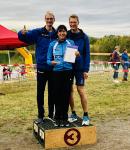 Heike Lenz  (m.), Peter Brauer (r.), und Edgar Schmidtke (l.) freuen sich &uuml;ber Platz 3.