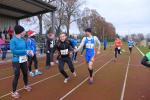 Jens Eckhardt (Startnummer 110A) &uuml;bergibt den Staffelstab an seinen Laufpartner Rene Herrmann. Mit 45 Stadionrunden, also 18 gelaufenen Kilometern, gingen sie als souver&auml;ne Sieger des 9. Nikolauslaufes hervor.