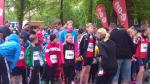 Celine Ladehoff (blaues T-Shirt) fiebert aufgeregt dem Start beim 13. Elbebr&uuml;ckenlauf entgegen.