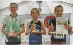 Emily Siebert (mitte) sicherte sich Platz 1 als schnellste L&auml;uferin &uuml;ber die Drei-Kilometer-Distanz). 