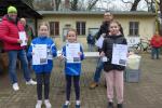 Gemeinsam durch das Ziel, teilten sich Rieke Zaschke und Emily Siebert nach 3,1 Kilometern den ersten Platz beim Dreik&ouml;nigslauf in Ilberstedt.