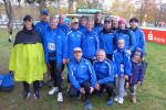 Die Bode-Runners der Gaensefurther Sportbewegung vor ihrem Start zum 15. Solvay-Lauf Bernburg: Thomas Braun, Jens-Uwe B&ouml;rner, Emily und Lotta Siebert (u.v.l.) sowie Katrin Winkler-Hindricks, Jens Kunkel, Harald F&uuml;mel, Olaf Bothe, Claudia Meier, Verena Hildebrandt, Christa F&uuml;mel, Rinaldo Schielke, Sandra Homann, Renate Liedtke, Kathleen Mahler und Nancy Bothe (o.v.l.).