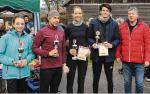 Triathlet Sven Homann (2.v.l.) lief die 1,8 km Runde in Stendal in 5:55 Minuten und holte sich den Pokal bei den M&auml;nnern. Foto: Wolfgang Seibicke, Volksstimme