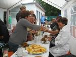 Sogar mit selbst gebackenem Kuchen von ihren Ehefrauen  verw&ouml;hnten  die Gastgeber die gro&szlig;e Runde. 