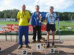Nicht genug, dass Ronald Rabenstein in seiner Heimatstadt Erster seiner Altersklasse beim Br&uuml;ckenlauf wurde. Zus&auml;tzlich durfte er auch den Pokal f&uuml;r den Gesamtsieg des Solvay-Cups in AK 55 in Empfang nehmen. Herzlichen Gl&uuml;ckwunsch!