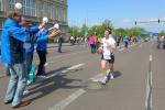 Sabine B&ouml;rner wird von den Teamkollegen im Ziel empfangen.