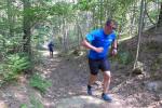 Nico Mahler k&auml;mpft sich eine Steigung hinauf. Er ist auf 14,3 km unterwegs. 