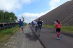 W&auml;hrend die L&auml;ufer an den ersten Halden vorbeilaufen, um nach der n&auml;chsten Kurve den Kalimandscharo zu erklimmen, ist Bode-Runner Jens Kunkel (Startnummer 500) von seiner zw&ouml;lf Kilometer Walkingstrecke bereits wieder auf dem R&uuml;ckweg. Von allen 50 Walkern lief Kunkel als Gesamtsieger ein und brauchte nicht viel mehr Zeit, als mancher Sportler im Laufschritt. 