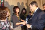 Der Pr&auml;sident des LVSA, Gerry Kley, gratuliert Sandra Homann zum 2. Platz in AK 40.
