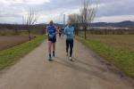 15 Minuten sp&auml;ter startete die Kurzdistanz &uuml;ber 5,5 Kilometer. Jens Schlottag (li.) bestritt die ersten Kilometer mit seinem Altersklassenkonkurrenten Alexander Hunger vom WSV Berlin. Schlottag konnte ihm bis zur Ziellinie &uuml;ber f&uuml;nf Minuten abnehmen und verwies ihn auf den zweiten Platz in der M50. Vereinskamerad Stefan Sindermann lief f&uuml;r die Kamera zu schnell und siegte mit 36 Wertungspunkten in dieser Altersklasse.