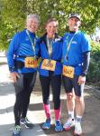 Harald und Christa F&uuml;mel sowie Thomas Braun (v.l.) waren &uuml;ber zehn Kilometer unterwegs. Nach dem Zieleinlauf gab es die begehrten Spreewaldgurken als Medaille.