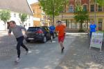Zum Erinnerungslauf des 3. Sta&szlig;furter Salzland-Laufes hatten die Bode-Runners der Gaensefurther Sportbewegung nur den Oberb&uuml;rgermeister Sven Wagner und die Sponsoren wobau und Stadtwerke eingeladen. Das Stadtoberhaupt und der Gesch&auml;ftsf&uuml;hrer der Stadtwerke, Eugen Keller, lie&szlig;en es sich nicht nehmen, die neue Laufrunde &uuml;ber zwei Kilometer pers&ouml;nlich und mit vollem K&ouml;rpereinsatz zu testen.