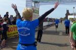 Sibylle Sch&auml;per hatte die Zehn-Kilometer-Distanz schon absolviert und empf&auml;ngt hier ihren Mann J&ouml;rg, der gerade seinen Halbmarathon beendet.