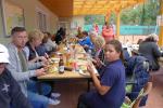 Alle langten kr&auml;ftig zu beim Essen und sa&szlig;en teilweise anschlie&szlig;end noch bis zum Eintritt der Dunkelheit zusammen.