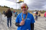 Stefan Sindermann pr&auml;sentiert stolz seine Medaille.