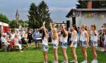 Die M&auml;dchen der Dance-Factory waren auch in Hakeborn beim Fest der Egelner Mulde ein absoluter Hinkucker. Sie tanzten sich in die
Herzen des Publikums. Foto: Volksstimme vom 20.7.