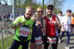 Laufbekanntschaft Harald F&uuml;mel gemeinsam mit den Gaensefurthern Kirsten und André Geist nach 21 Kilometern im Ziel. 
