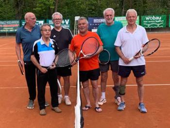 Die Herren 65 Mannschaft v.l. Frank V&ouml;lker, Frank Hirschfeld (MF), Klaus Fischer, Reiner Christoph, J&uuml;rgen Nordmann, Hartmut Roscher
