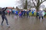 Ina Sch&ouml;ler stimmt die Teilnehmer in Atzendorf durch Gymnastik auf den Lauf ein.