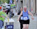 Renate Liedtke (v.) von der Gaensefurther Sportbewegung musste sich am Versorgungsstand abk&uuml;hlen. Kurz darauf nahm sie die letzten Kilometer in Angriff.
