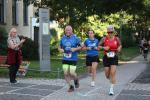'Bitte l&auml;cheln!' Jan Zaschke zog Janine Wuwer (Mitte) &uuml;ber ihre zwei Runden durch das abendliche Aschersleben. Im Ziel hie&szlig; es f&uuml;r Wuwer Platz drei in der Altersklasse W40, w&auml;hrend der 'Hase' noch zwei Runden dranh&auml;ngen musste.