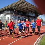 800m Lauf mit Alina, Elicia und Pia (blaue T-shirts v.r.) 800m Lauf mit Alina, Elicia und Pia (blaue T-shirts v.r.)