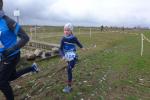 Hochkonzentriert sprintet Emily Siebert &uuml;ber 1,2 Kilometer in die Top Ten der Sechs- bis 13-j&auml;hrigen und erntet am Ende in der Altersklasse weiblich unter 8 Jahre den ersten Platz.