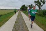 Endlose Geradeaus-Strecken auf Beton waren kennzeichnend f&uuml;r den Lauf durch die Feldmark (vorn Ronald Rabenstein).
