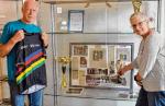 Das sportlich(st)e Ehepaar J&uuml;rgen und B&auml;rbel Eisfeld beim Einrichten ihrer Ausstellung 'Ein Leben f&uuml;r den Sport'. Beide sind Mitglied der Abteilung Triathlon, wo J&uuml;rgen sich aktiv am Wettkampfgeschehen beteiligt.
