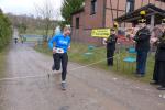 Bei der fast 15 Kilometer langen „Steigerschleife“ hatten die Bergm&auml;nner ein kleines Hindernis f&uuml;r die Teilnehmer eingebaut. Sie mussten n&auml;mlich &uuml;ber ein aufgeh&auml;ngtes „Arschleder“ springen, was Verena Hildebrandt nach den gelaufenen Anh&ouml;hen nicht mehr so leicht fiel.