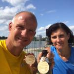 Die „Neuen“ Gaensefurther strahlen mit ihren Holzmedaillen um die Wette! Jens und Nicole Schlottag (v.l.) nach dem 5. Schweriner Seentrail &uuml;ber 33 harte Kilometer.