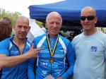 Thomas Vetter und Toralf Schmidtschneider sind m&auml;chtig stolz auf ihren Teamkollegen J&uuml;rgen Eisfeld, der mit 70 Jahren noch topfit ist und sich &uuml;ber den Landesmeistertitel freuen konnte.