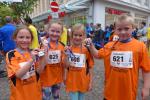 Geschafft und stolz! Die Teilnehmer der Grundschule F&ouml;rderstedt waren stark vertreten. Den Wanderpokal f&uuml;r die schnellste Grundschule hatte sich 2019 die Goetheschule Sta&szlig;furt geholt, welchen es zu verteidigen gilt.