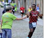 Hatte keine Zeit zu verlieren. Robert Kimongo (r.) , der Sieger &uuml;ber die Zehn-Kilometer-Distanz der Herren.