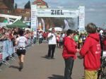 Sabine auf den letzten Metern ihres Marathons, den sie mit Platz vier in AK w45 beendete. Sabine auf den letzten Metern ihres Marathons, den sie mit Platz vier in AK w45 beendete.