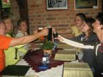 Ein erfolgreicher Tag ging zu Ende, Grund genug, darauf anzusto&szlig;en. Die n&auml;chste Herausforderung wartet schon.