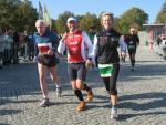 Petra Becker (r.) und Triathlet Detlef Sch&auml;fer kurz vor dem Ziel. 
