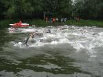 Nach dem Start &uuml;ber eine 1,5km lange Schwimmstrecke in der Havel.