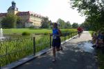 Schlussspurt f&uuml;r Janine Wuwer in das Ziel. Im Hintergrund gr&uuml;&szlig;t das Schloss Moritzburg. 