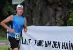 Jürgen Eisfeld biegt auf dem Weg zum Ziel ein. Wenig später bemerkt der Gaensefurther Triathlet, dass er zuvor falsch abgebogen war. Jürgen Eisfeld biegt auf dem Weg zum Ziel ein. Wenig später bemerkt der Gaensefurther Triathlet, dass er zuvor falsch abgebogen war.
