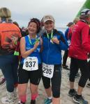 Ganz besondere Medaillen gab es für alle Finisher im Ziel: Einen Seehund aus Holz für Sabine Börner und Petra Becker (v.l.). Ganz besondere Medaillen gab es für alle Finisher im Ziel: Einen Seehund aus Holz für Sabine Börner und Petra Becker (v.l.).