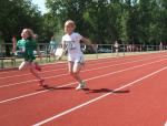 Bei ihrem ersten Wettkampf wurde Marlene (r.) F&uuml;nfte im 50m Lauf.